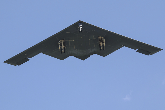 A B-2 bomber arrives at Whiteman Air Force Base on June 22 after returning from a massive strike on Iranian nuclear sites. [AP/YONHAP]