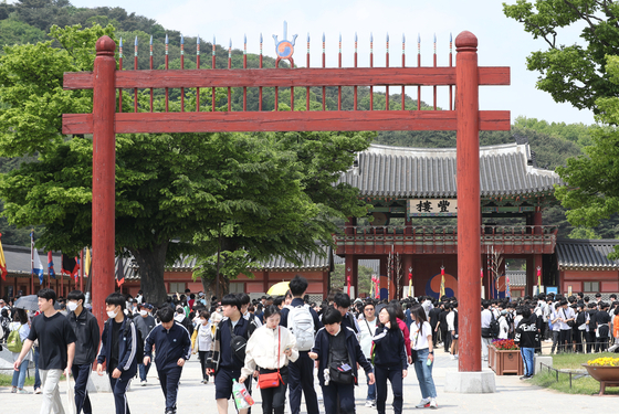 Students out on a field trip to Suwon are seen on May 4, 2023. [NEWS1]
