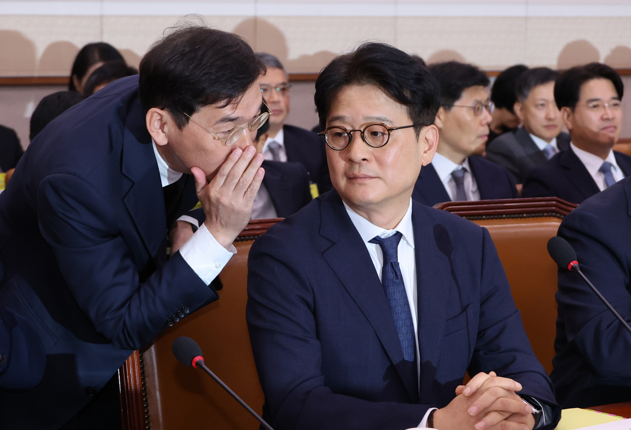 Lee Chang-soo, right, chief of the Seoul Central District Prosecutors Office and Cho Sang-won, deputy chief prosecutor speak with each other during a parliamentary audit of the Seoul High Prosecutors’ Office, Suwon High Prosecutors’ Office and Seoul Central District Prosecutors’ Office by the Legislation and Judiciary Committee at the National Assembly in western Seoul on Oct. 18, 2024. [YONHAP]   