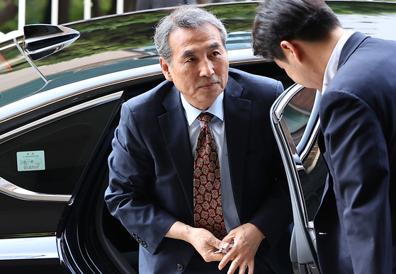 Special Prosecutor Min Joong-ki heads into the temporary offices of the special prosecution team investigating former first lady Kim Keon Hee in Seocho District, southern Seoul on June 23. [NEWS1]