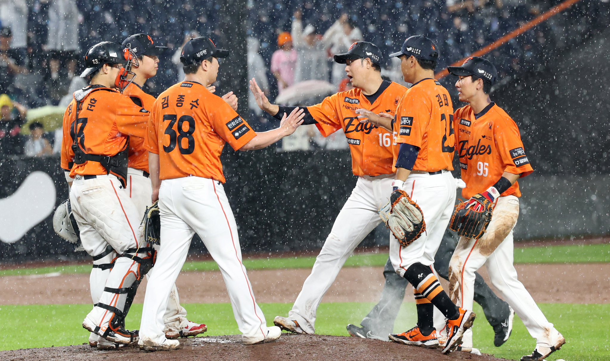 The Hanwha Eagles celebrate after a 10-5 win over the LG Twins at Daejeon Hanwha Life Ballpark in Daejeon on June 15. [NEWS1] 