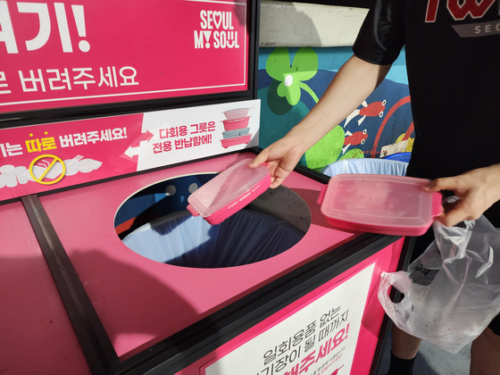 A basefall fan returns reusable containers for snacks at a baseball stadium in Seoul [SEOUL METROPOLITAN GOVERNMENT]