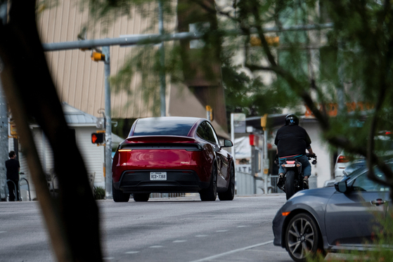 A Tesla robotaxi with no backseat passengers drives on the street along South Congress Avenue in Austin, Texas on June 22. [REUTERS/YONHAP]