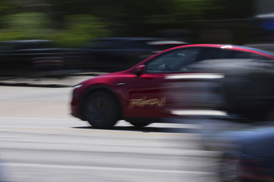 A driverless Tesla robotaxi, a ride-booking service, moves through traffic in Austin, Texas on June 22. [AP/YONHAP]