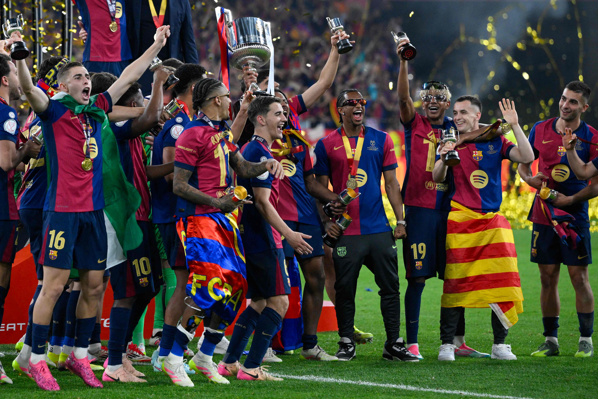 FC Barcelona celebrate winning the Copa del Rey final against Real Madrid at La Cartuja Stadium in Seville, Spain, on April 26. [AFP/YONHAP]