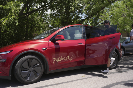 A rider boards a driverless Tesla robotaxi, a ride-booking service in Austin, Texas on June 22. [AP/YONHAP]