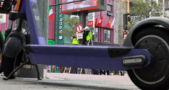 An electric scooter is seen on a street in Mapo District, western Seoul, on May 15. [YONHAP] 