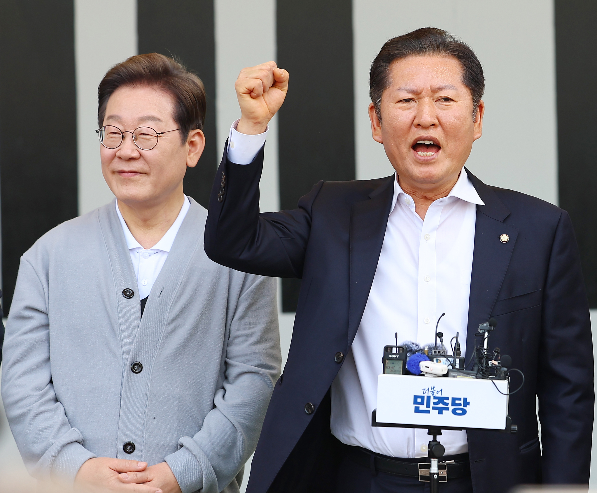 Rep. Jung Chung-rae of the Democratic Party, right, speaks in support of the party’s presidential candidate, Lee Jae Myung, during a campaign rally held at the Gunmin Square in Haenam-eup, Haenam County, South Jeolla, on May 11. [YONHAP]