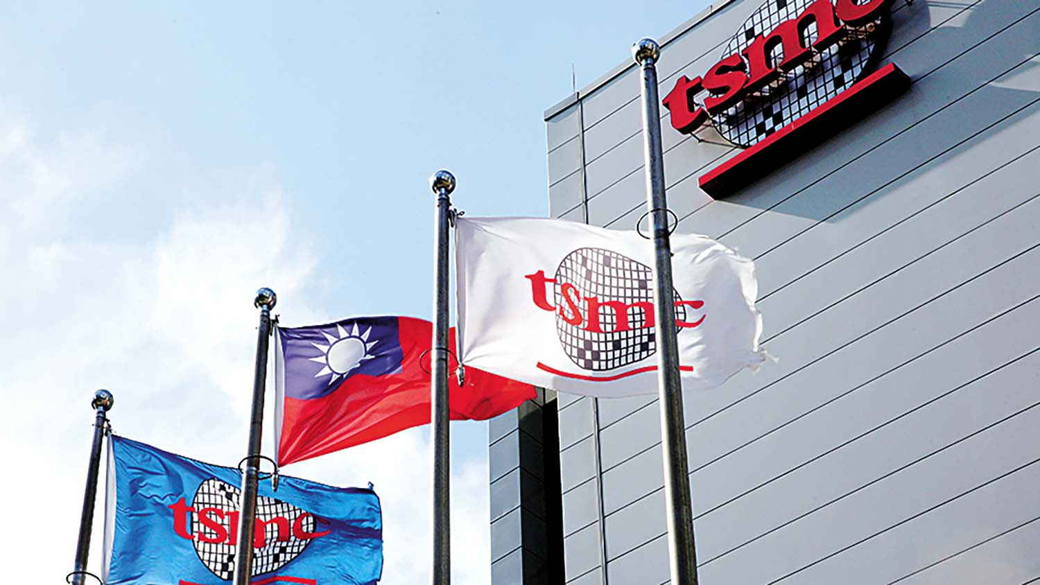 Flags of Taiwan and Taiwan Semiconductor Manufacturing Co are displayed next to its headquarters in Hsinchu, Taiwan on Oct. 5, 2017. [REUTERS/YONHAP]