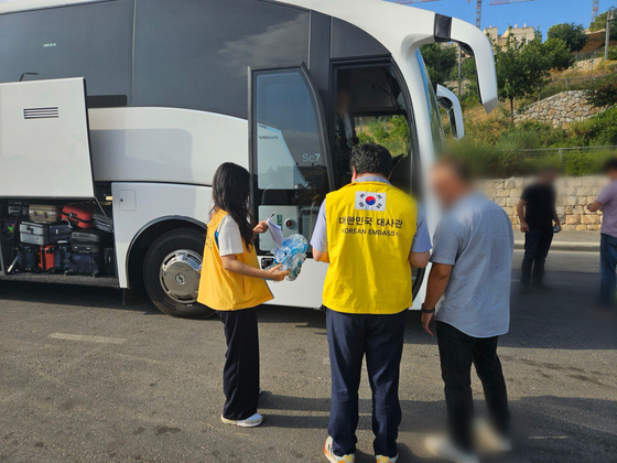 Korean nationals residing in Israel are seen evacuating via bus to Egypt with assistance from the embassies in Israel and Egypt on June 23. [MINISTRY OF FOREIGN AFFAIRS]