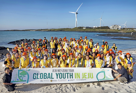 Participants of the Global Youth in Jeju Net Zero Tour take part in a clean-up activity on Gimnyeong beach on June 4. [KOREA JOONGANG DAILY]