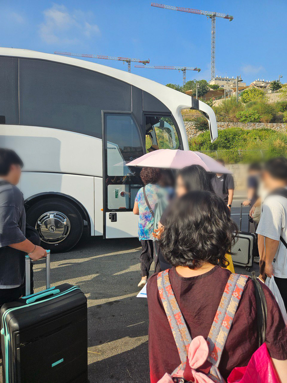 Korean nationals residing in Israel are seen evacuating via bus to Egypt with assistance from the embassies in Israel and Egypt on June 23. [MINISTRY OF FOREIGN AFFAIRS]