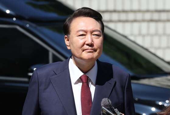 Former President Yoon Suk Yeol enters the Seoul Central District Court on June 23 in southern Seoul. [JOINT PRESS CORPS]