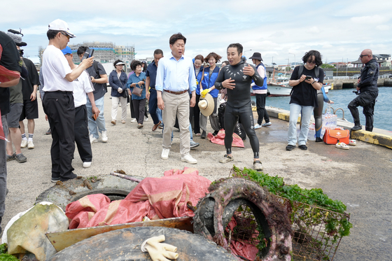 Jeju Governor Oh Young-hun, center, plogs with comedian Kim Byung-man, third from right, at Jocheon Port in Jeju on June 14. [JEJU PROVINCIAL GOVERNMENT]
