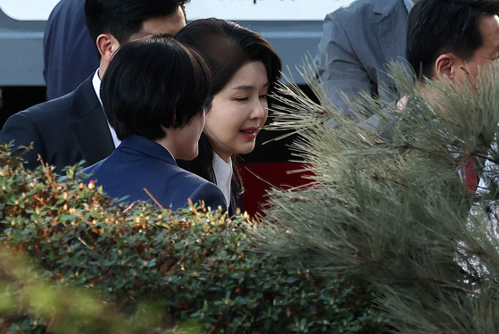 Former first lady Kim Keon Hee walks into Acrovista, the apartment complex to which she and former President Yoon Suk Yeol moved to following Yoon's impeachment, on April 11. [JOINT PRESS CORPS]
