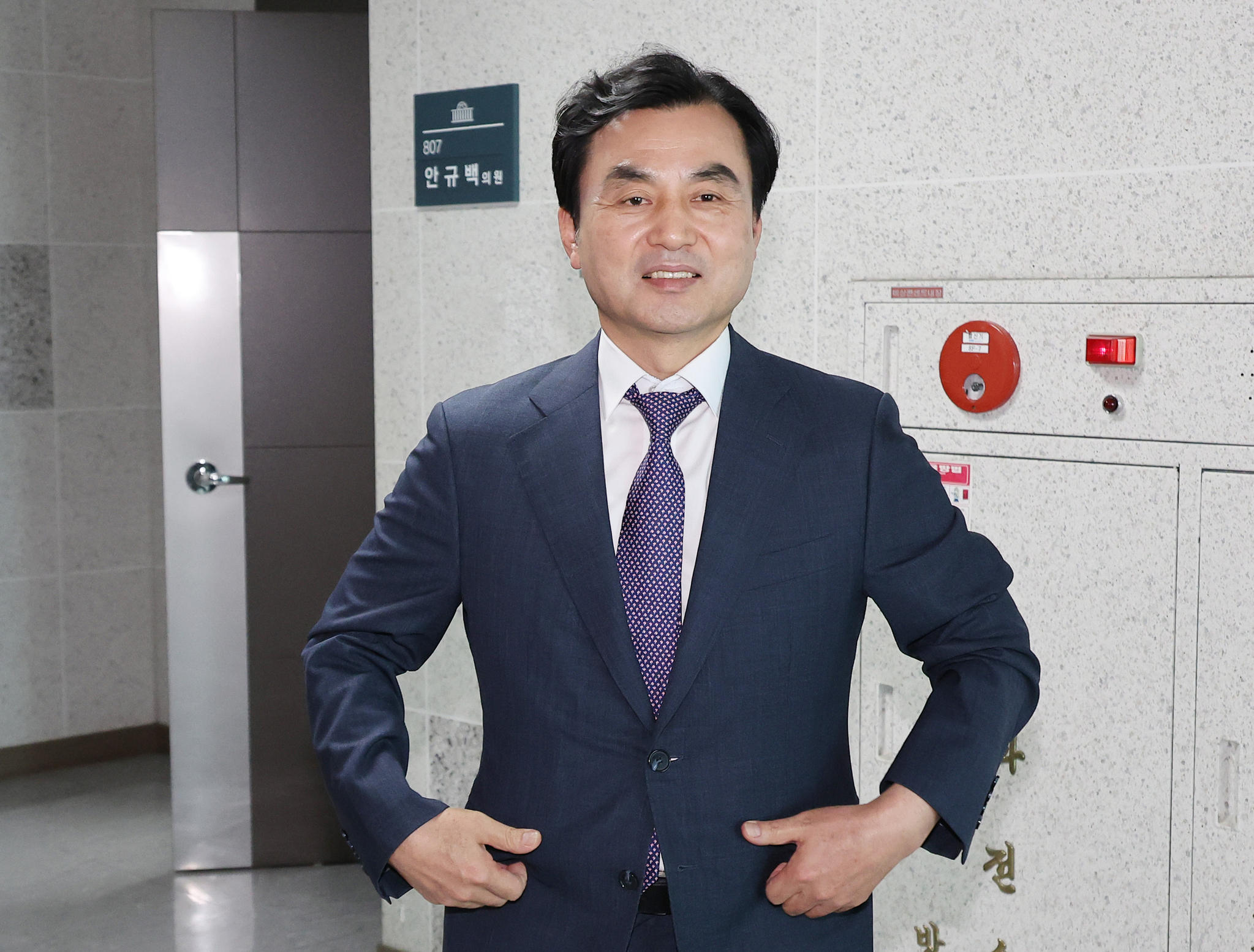 Rep. Ahn Gyu-baek of the Democratic Party, nominated as the next defense minister, leaves his office at the National Assembly Members’ Office Building on June 23. [YONHAP]