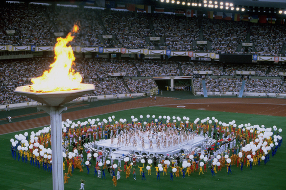 A scene of the opening ceremony of the 1988 Seoul Olympics at the Seoul Olympic Stadium in Jamsil, southern Seoul [JOONGANG ILBO] 