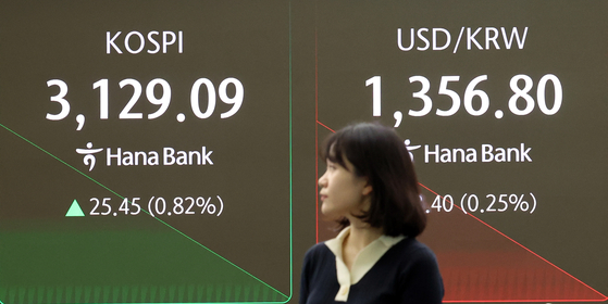 The Kospi and Kosdaq indexes are starting the day higher compared to the previous session, as shown on an electronic board at a Hana Bank dealing room in Jung District, central Seoul, on the morning of June 25. [NEWS1]