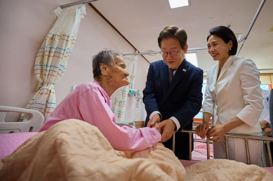 President Lee Jae Myung and first lady Kim Hea Kyung speak to a patient at the Sorokdo National Hospital in Goheung County, South Jeolla, on June 25. [PRESIDENTIAL OFFICE]