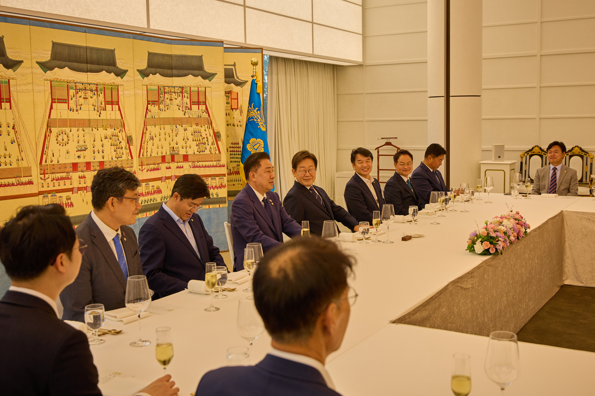 President Lee Jae Myung, fifth from right, hosts a dinner at the presidential residence in central Seoul with the new Democratic Party leadership on June 23. [NEWS1]