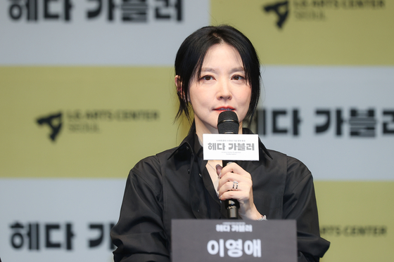 Actor Lee Young-ae answers questions from reporters during a press conference on April 8 in western Seoul's LG Arts Center. [YONHAP]