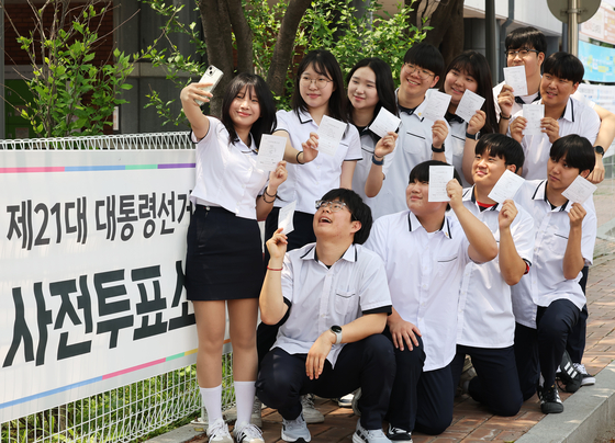 Third year high school students take a photo after voting in Korea's 21st presidential election on May 29 in this photo unrelated to the story. [YONHAP] 