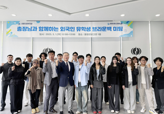Pukyong National University President Bae Sang-hoon meets the university's international students on May 1, listening to student opinions and introducing plans to open a new college for international students. [PUKYONG NATIONAL UNIVERSITY]