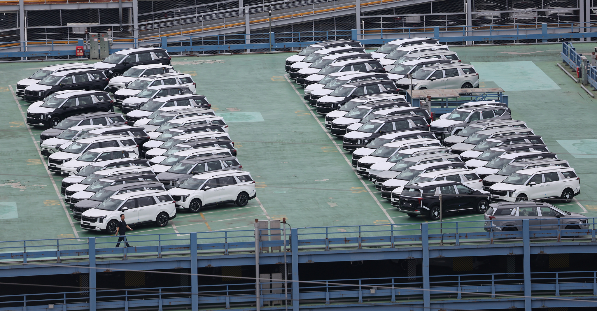 Cars on sale are parked at a the Kia AutoLand Gwangmyeong branch in Gyeonggi on June 24. [YONHAP]