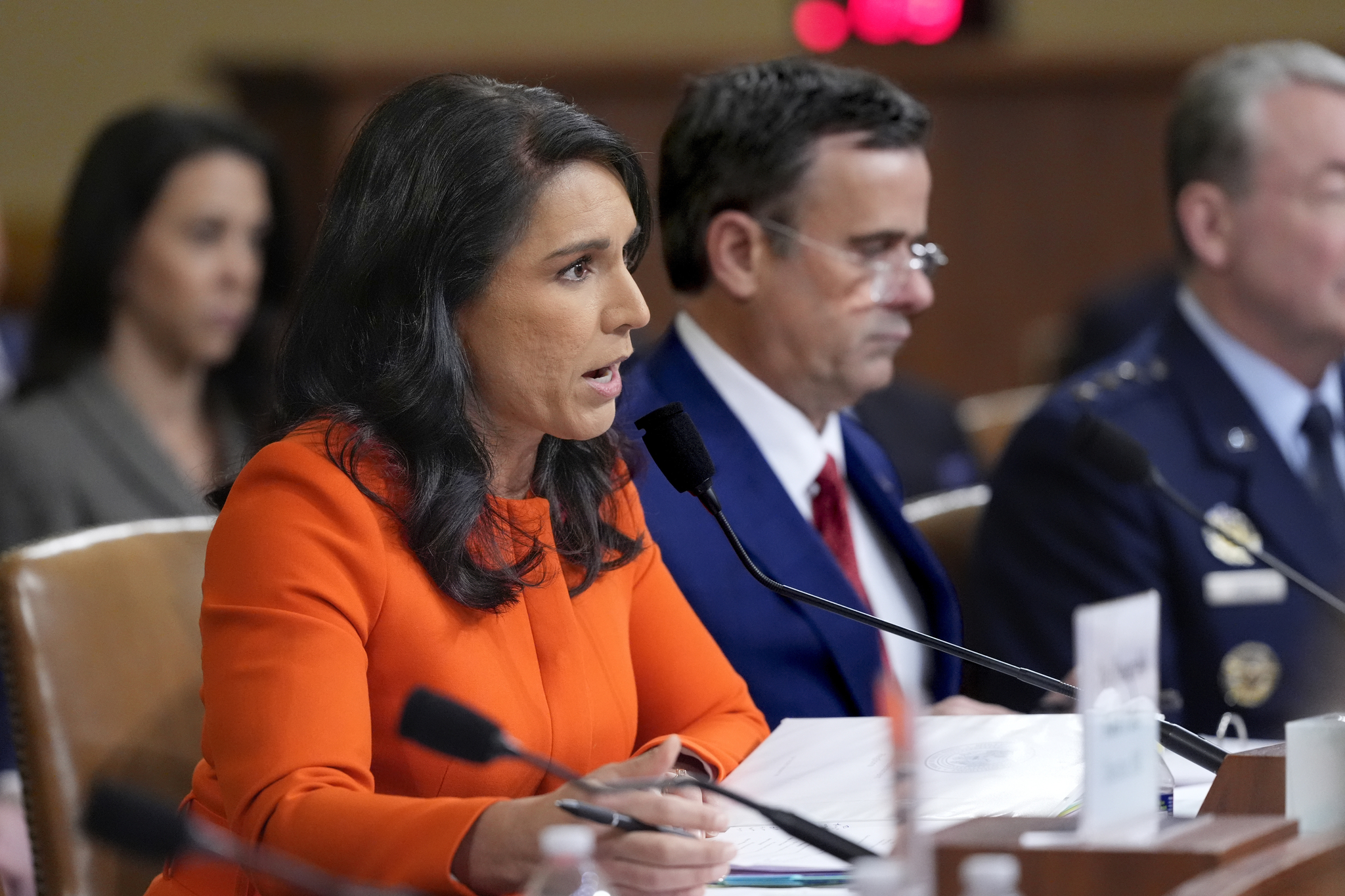 Director of National Intelligence Tulsi Gabbard, left, joined by CIA Director John Ratcliffe, testifies as the House Intelligence Committee holds a hearing on worldwide threats, at the Capitol, in Washington, March 26. [AP/YONHAP]