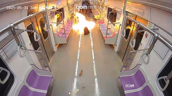 A 67-year-old man, surnamed Won, sets fire on a moving subway train on Seoul Metro Line No. 5 on May 31. [SEOUL SOUTHERN DISTRICT PROSECUTORS' OFFICE]