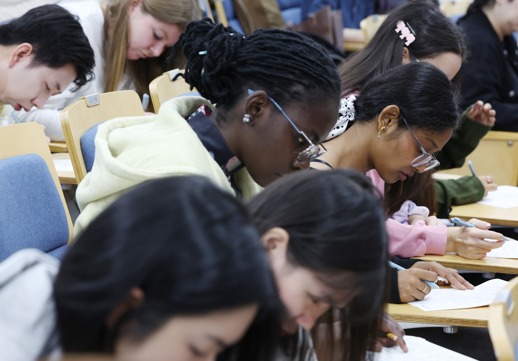 International students take part in a Hangul (Korean alphabet) writing contest held on Oct. 8, 2024, at Yonsei University in Seodaemun District, western Seoul. [YONHAP]
