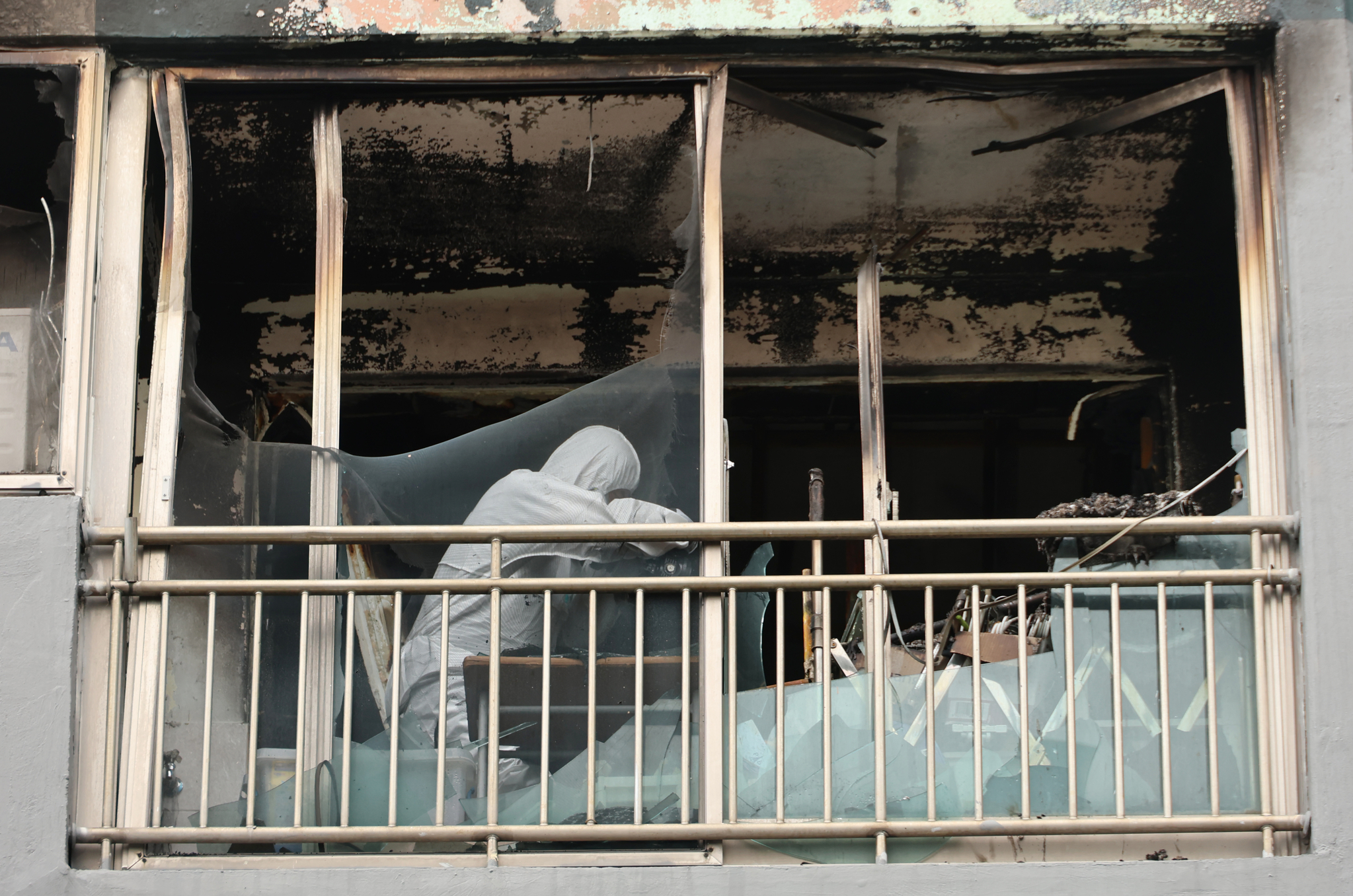 Firefighters and police in Busanjin District, Busan, conduct a joint inspection in an apartment at which a fire broke out, killing two children on June 24. [YONHAP]