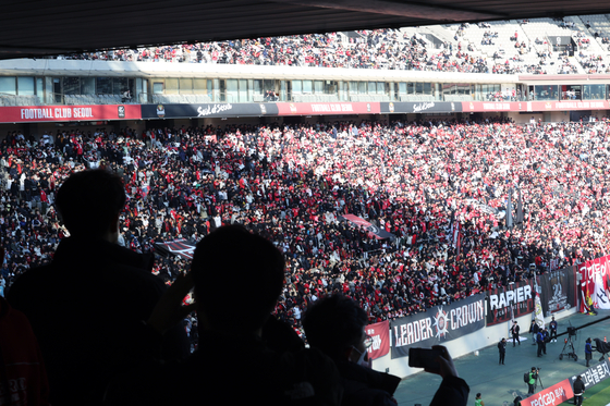Fans watch a K League 1 match between FC Seoul and Incheon United at the Seoul World Cup Stadium in western Seoul on March 10. [NEWS1] 