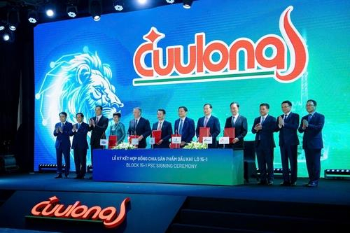 The Korea National Oil Corp. holds a signing ceremony for fresh exploration rights in a major oil field held in Hanoi, Vietnam, on June 20. [Yonhap]