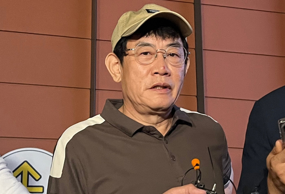 Comedian Lee Kyung-kyu speaks to reporters at Seoul Gangnam Precinct in southern Seoul on June 24. [NEWS1]