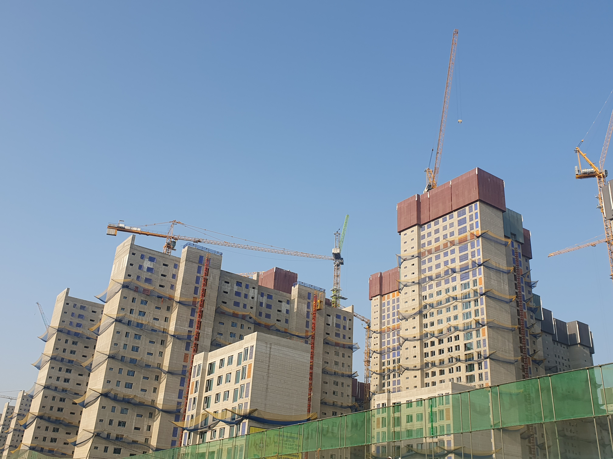 An apartment complex under construction in Seoul [YONHAP]