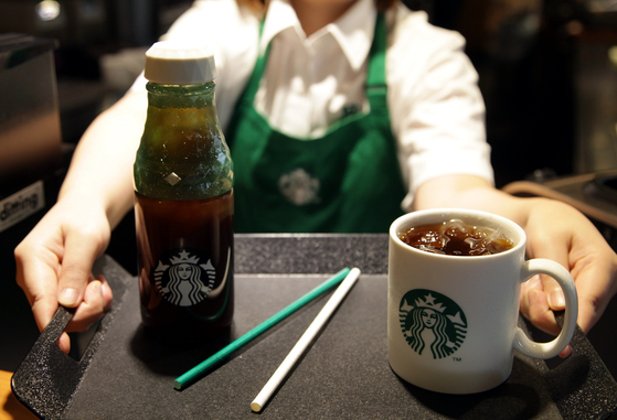 Starbucks drinks with both a plastic straw, left, and paper straw [YONHAP]