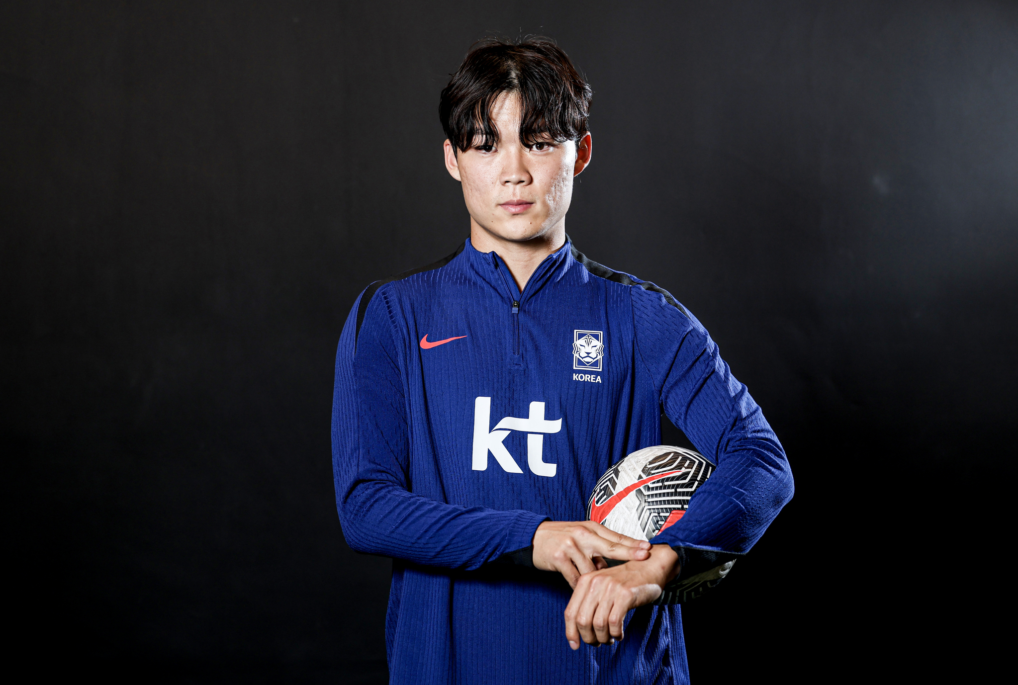 Oh Hyeon-gyu, 24, a striker for the Korean national football team and Belgian club Genk, poses for photos during an interview with the JoongAng Ilbo on June 23 in southern Seoul. [KIM KYOUNG-ROK]