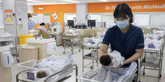 The photo shows the neonatal unit at MizMedi Hospital in Gangseo District, western Seoul, on Feb. 26. [JOONGANG ILBO]
