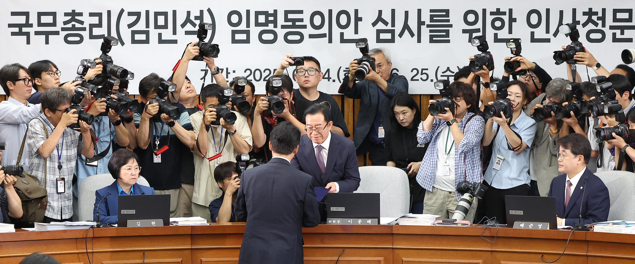 Prime Minister nominee Kim Min-seok submits his written oath to Rep. Lee Jong-bae of the People Power Party, who chairs the special committee for the prime minister confirmation hearing, at the National Assembly in Yeouido, Seoul, on June 24. [YONHAP]