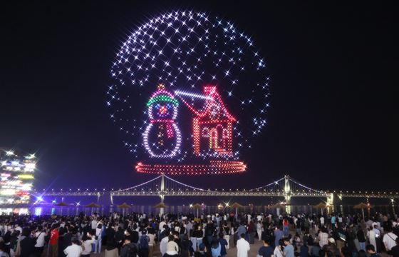 A special edition of a drone show takes place at Gwangalli Beach in Suyeong District, Busan, on May 31. [YONHAP] 