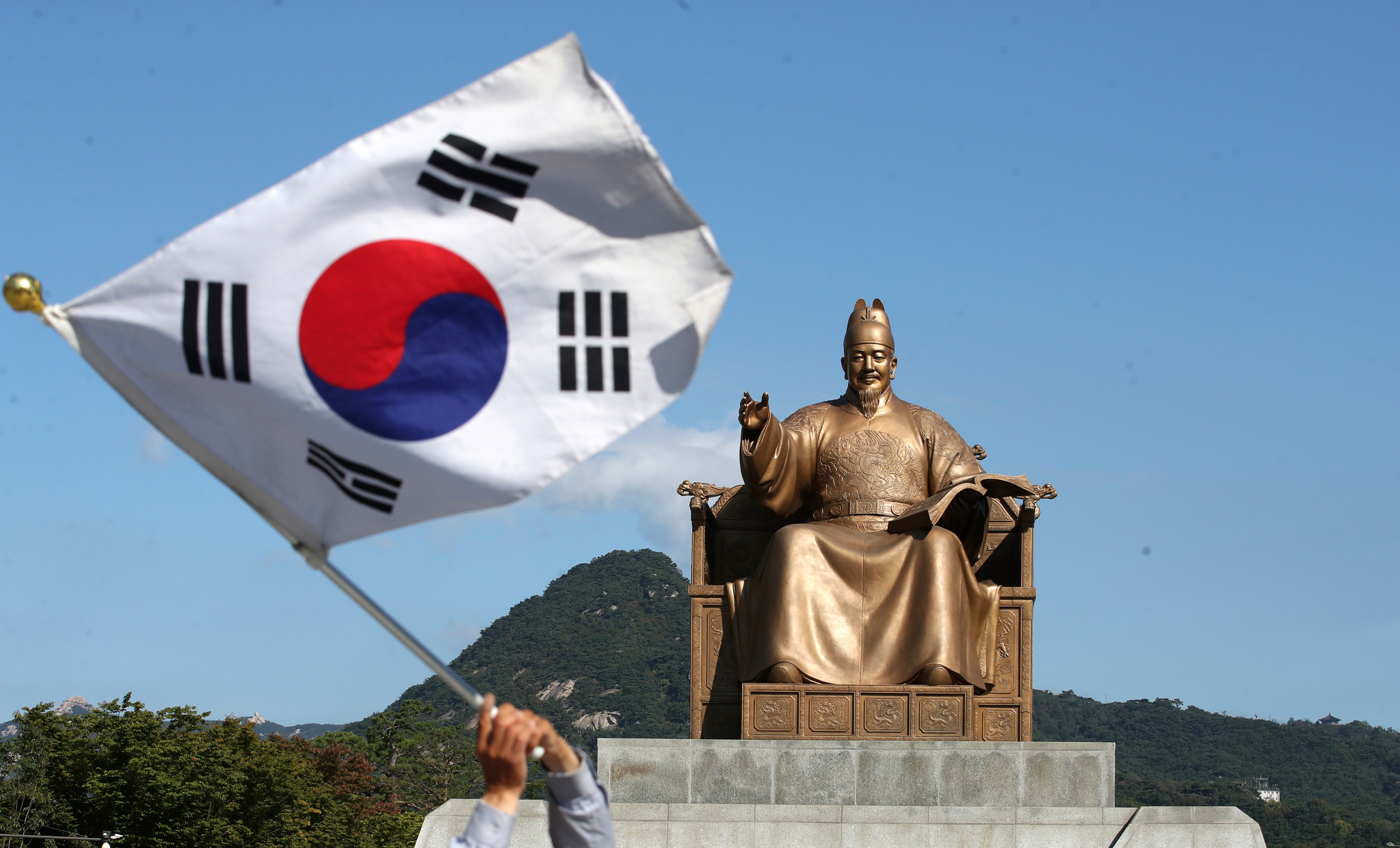 A citizen waves the Taegeukgi, or Korean flag, in Gwanghwamun Square in central Seoul on Oct. 9, 2024. [NEWS1]