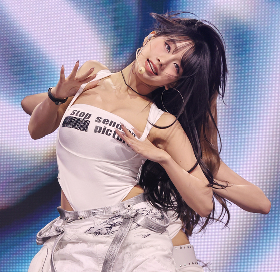 Natty of Kiss of Life performs the new track “Lips Hips Kiss” during a press showcase for the group’s fourth EP “224” at Yes24 Live Hall in Gwangjin District, eastern Seoul on June 9. [YONHAP]