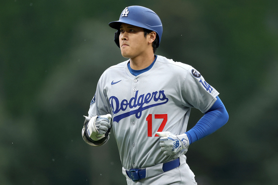 Shohei Ohtani of the Los Angeles Dodgers jogs back to the dugout after flying out against the Colorado Rockies in the first inning at Coors Field on June 24 in Denver, Colorado. [AFP/YONHAP]