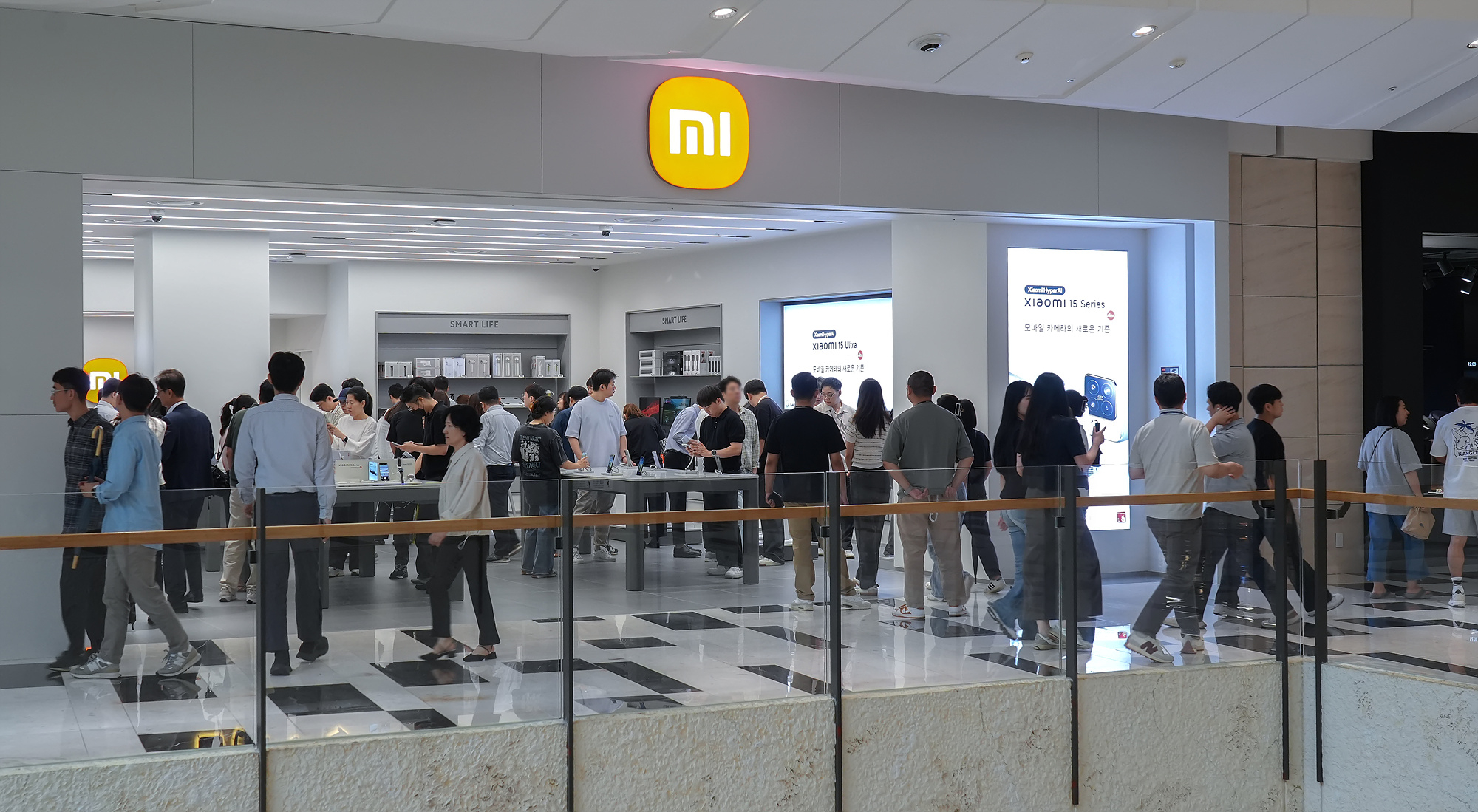 Xiaomi's first Korean branch, located in IFC Mall in Yeouido, western Seoul, brims with visitors on June 25, the second day of its preopening. [XIAOMI KOREA]