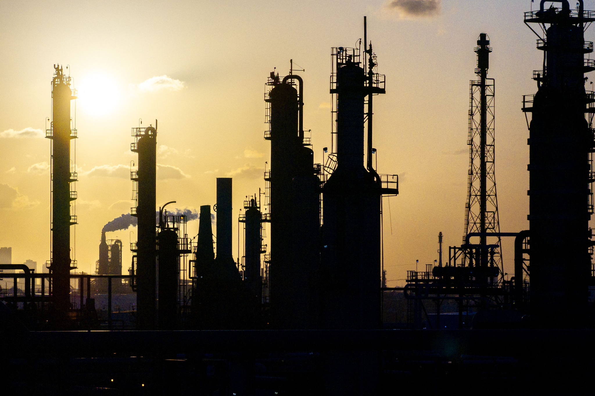 The LyondellBasell Houston refinery is seen at sunset on June 18 in Houston, Texas, United States. [GETTY IMAGES/YONHAP]
