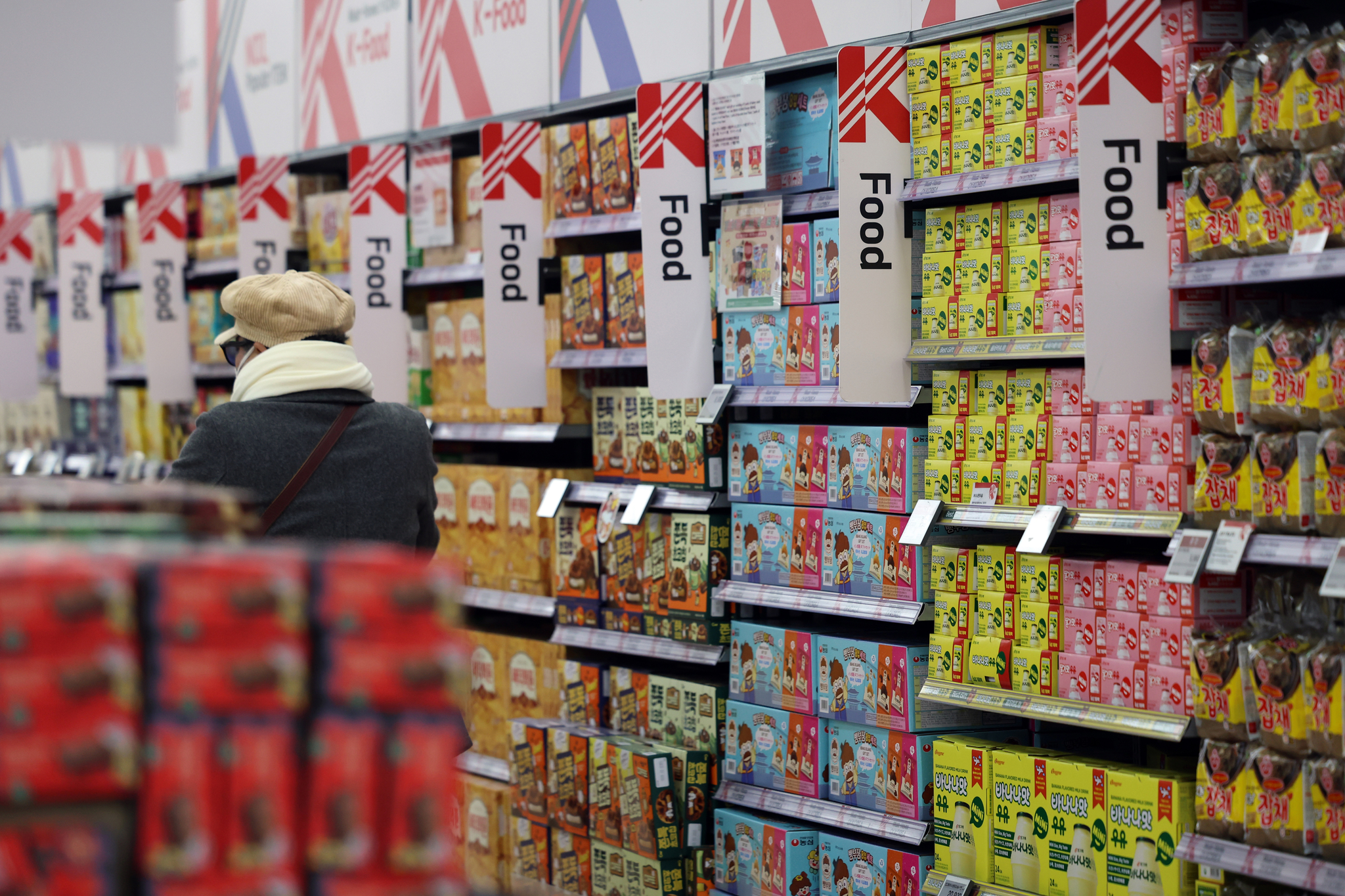 Shoppers browse groceries at a large supermarket in Seoul on December 23, 2024. According to the Ministry of Agriculture, Food and Rural Affairs, the global Food Price Index released by the UN Food and Agriculture Organization (FAO) reached 127.5 in November 2024, the highest level in 19 months. [NEWS1]