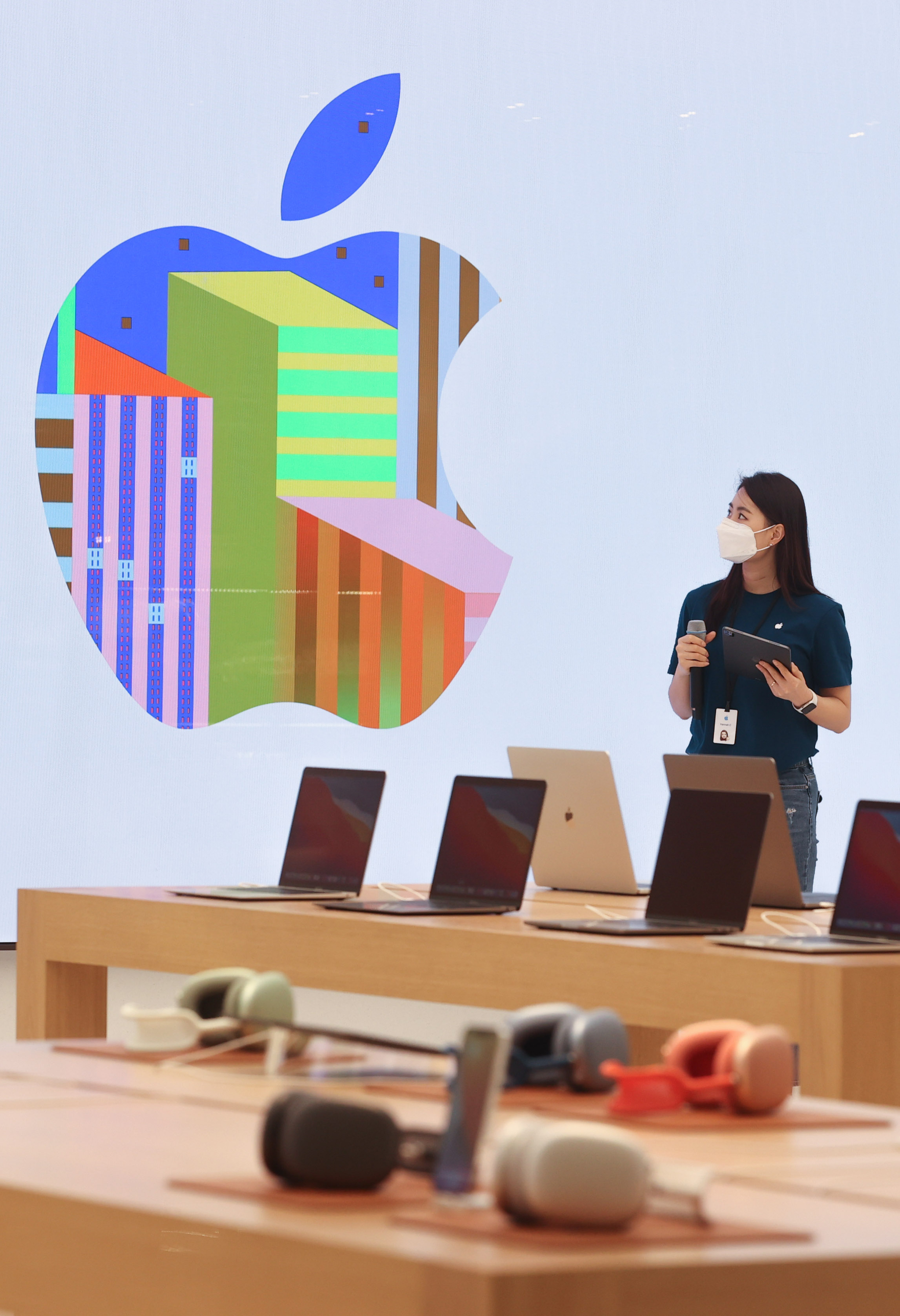 Apple opened its second Korean store in IFC Mall in Yeouido in western Seoul in 2021. [YONHAP]