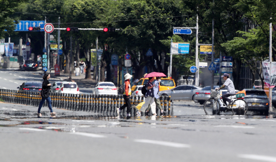 Heat haze rises over Dalgubeol Boulevard in Suseong District, Daegu, on June 23 as the mercury climbs past 30 degrees Celsius (86 degrees Fahrenheit) during a break in the monsoon rains. [NEWS1] 