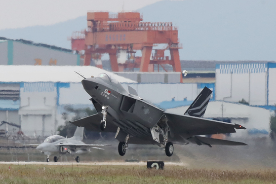 Korea's indigenous fighter jet, the KF-21, takes off from the runway of the Air Force's 3rd Flying Training Wing in Sacheon, South Gyeongsang, on Sept. 28, 2022, during a ceremony to celebrate its successful first flight in July the same year. [YONHAP] 
